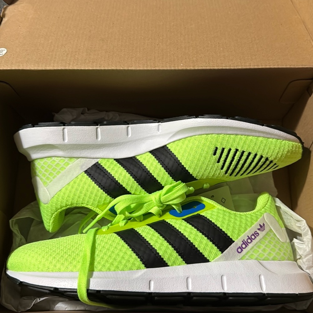 Adidas SWIFT RUN RF W size 8 *NEW*